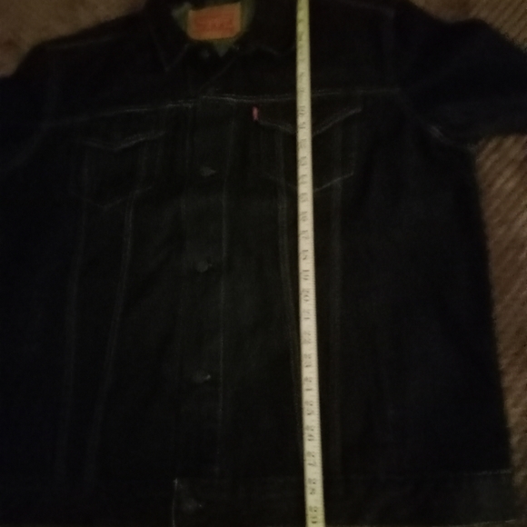 This is dark blue Levi's denim jacket it is in pristine condition like new - Picture 4 of 4
